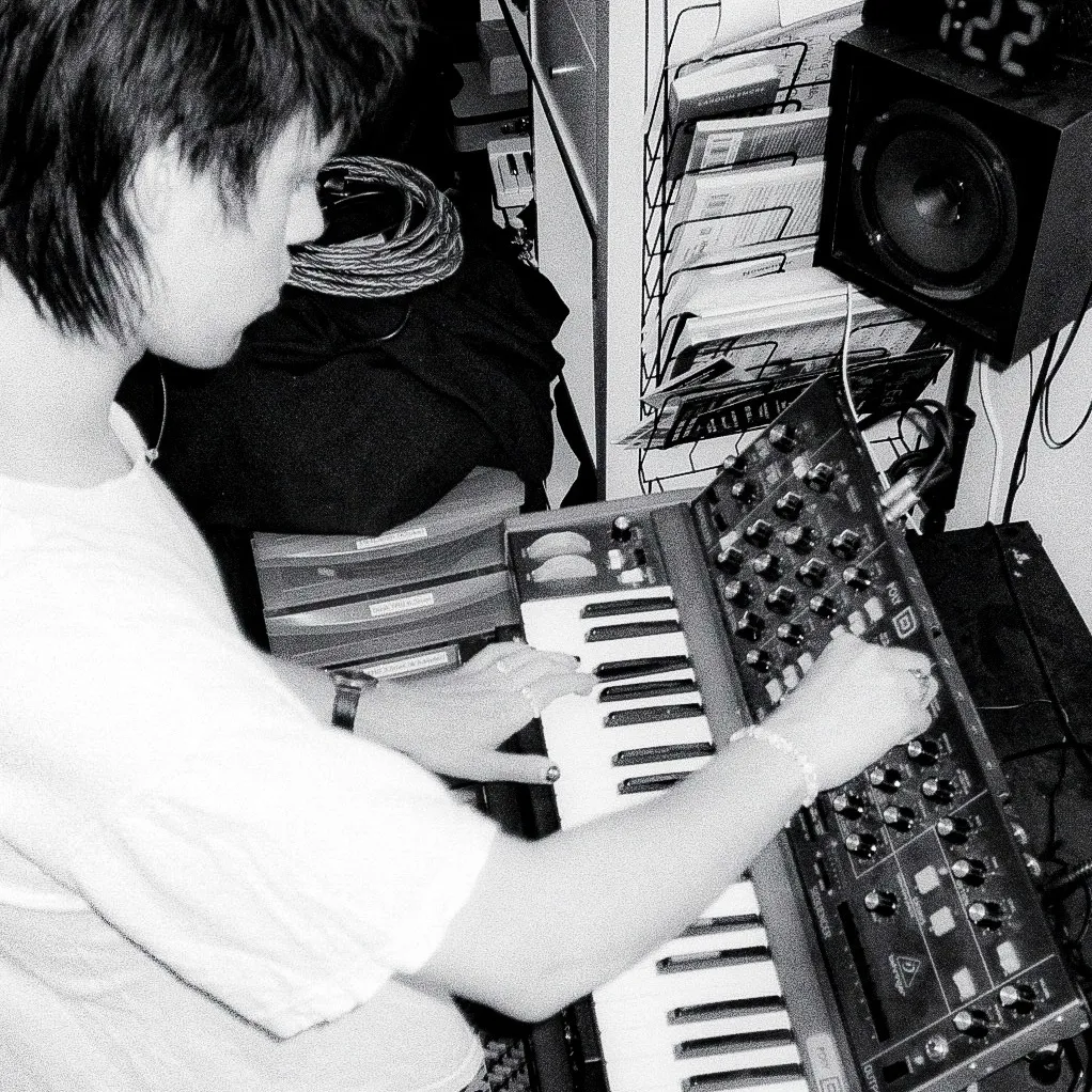 Musiker bei der Synthesizer-Aufnahme im Tonstudio von resonanz:vier in Paderborn