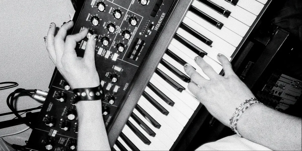 Hände am analogen Synthesizer im Tonstudio von resonanz:vier in Paderborn